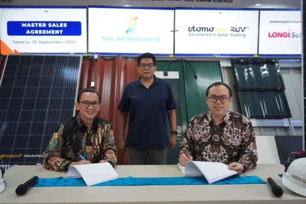 Utomo SolaRUV dan Solar Radiance Teken Kontrak Penyediaan Modul Surya